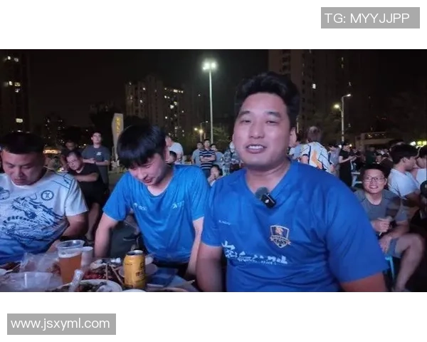 热烈欢迎足球明星莅临我们的城市共同庆祝足球盛宴的到来 热烈欢迎足球明星莅临我们的城市共同庆祝足球盛宴的到来