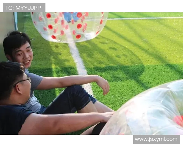 粉丝与足球明星亲密互动揭秘如何拉近彼此距离与情感连接 粉丝与足球明星亲密互动揭秘如何拉近彼此距离与情感连接